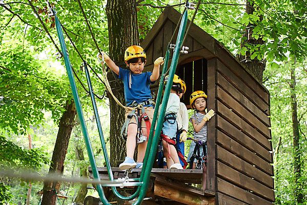 포토 JPG 주간 전신 여자 남자 초등학생 어린이 레저 서기 소녀 소년 여러명 야외 앞모습 옆모습 친구 한국인 도전 체험 자신감 숲 헬멧 안전장비 집중 즐거움 어드벤처 용인 어린이만 국내포토 자연요소 학생 감정 뷰포인트 다수 컨셉 관계 모션 안전 사람 동양인 장비 보호장비 경기도 파일형식