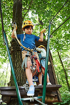 포토 JPG 주간 전신 여자 남자 초등학생 어린이 레저 소녀 소년 여러명 야외 앞모습 친구 한국인 도전 체험 자신감 숲 헬멧 안전장비 집중 즐거움 어드벤처 용인 어린이만 국내포토 자연요소 학생 감정 뷰포인트 다수 컨셉 관계 안전 사람 동양인 장비 보호장비 경기도 파일형식