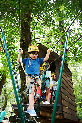 포토 JPG 주간 전신 여자 남자 초등학생 어린이 레저 소녀 소년 여러명 야외 앞모습 친구 한국인 도전 체험 자신감 숲 헬멧 안전장비 집중 즐거움 어드벤처 용인 어린이만 국내포토 자연요소 학생 감정 뷰포인트 다수 컨셉 관계 안전 사람 동양인 장비 보호장비 경기도 파일형식