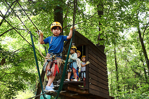 포토 JPG 주간 전신 여자 남자 초등학생 어린이 레저 소녀 소년 여러명 야외 앞모습 친구 한국인 도전 체험 자신감 숲 헬멧 안전장비 집중 즐거움 어드벤처 용인 어린이만 국내포토 자연요소 학생 감정 뷰포인트 다수 컨셉 관계 안전 사람 동양인 장비 보호장비 경기도 파일형식