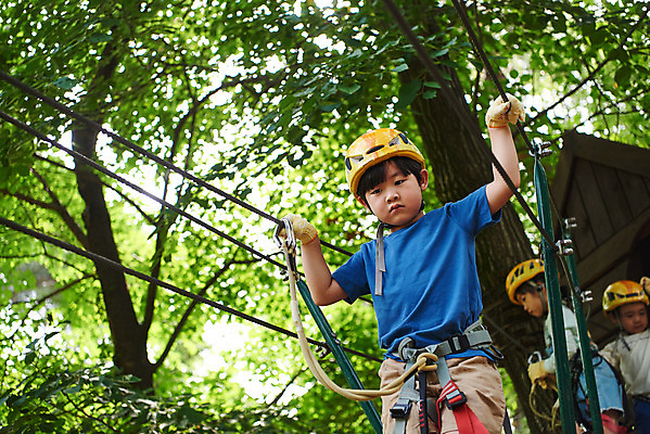 포토 JPG 주간 여자 남자 초등학생 어린이 로우앵글 레저 소녀 소년 상반신 야외 앞모습 세명 친구 한국인 도전 체험 자신감 숲 헬멧 안전장비 즐거움 어드벤처 용인 어린이만 국내포토 자연요소 학생 감정 뷰포인트 컨셉 관계 안전 사람 동양인 장비 보호장비 경기도 파일형식
