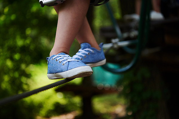 포토 JPG 주간 남자 어린이라이프 초등학생 어린이 밧줄 레저 한명 소년 야외 아웃포커스 한국인 하반신 도전 다리 체험 자신감 숲 헬멧 안전장비 즐거움 건너기 어드벤처 용인 소년한명만 국내포토 자연요소 1 학생 라이프스타일 감정 줄 컨셉 모션 촬영기법 안전 사람 동양인 신체부위 장비 보호장비 경기도 남자한명만 소년만 파일형식