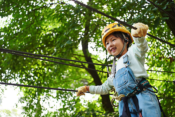 포토 JPG 주간 여자 어린이라이프 초등학생 어린이 로우앵글 레저 한명 미소 소녀 상반신 야외 옆모습 한국인 도전 체험 자신감 숲 헬멧 안전장비 즐거움 어드벤처 용인 소녀한명만 국내포토 자연요소 1 학생 라이프스타일 감정 뷰포인트 컨셉 표정 안전 사람 동양인 장비 보호장비 경기도 여자한명만 소녀만 파일형식