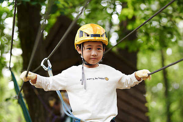 포토 JPG 주간 응시 남자 어린이라이프 초등학생 어린이 레저 한명 상반신 야외 앞모습 한국인 도전 체험 자신감 숲 헬멧 안전장비 즐거움 건너기 어드벤처 용인 소년한명만 국내포토 자연요소 1 학생 라이프스타일 시선 감정 뷰포인트 컨셉 모션 안전 사람 동양인 장비 보호장비 경기도 남자한명만 소년만 파일형식