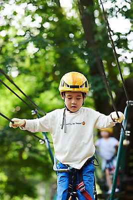 포토 JPG 주간 남자 어린이라이프 초등학생 어린이 레저 한명 상반신 야외 앞모습 한국인 도전 체험 자신감 숲 헬멧 안전장비 즐거움 건너기 어드벤처 용인 소년한명만 국내포토 자연요소 1 학생 라이프스타일 감정 뷰포인트 컨셉 모션 안전 사람 동양인 장비 보호장비 경기도 남자한명만 소년만 파일형식