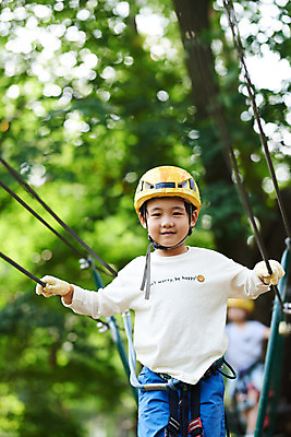 포토 JPG 주간 남자 어린이라이프 초등학생 어린이 레저 한명 상반신 야외 앞모습 한국인 도전 체험 자신감 숲 헬멧 안전장비 즐거움 건너기 어드벤처 용인 소년한명만 국내포토 자연요소 1 학생 라이프스타일 감정 뷰포인트 컨셉 모션 안전 사람 동양인 장비 보호장비 경기도 남자한명만 소년만 파일형식