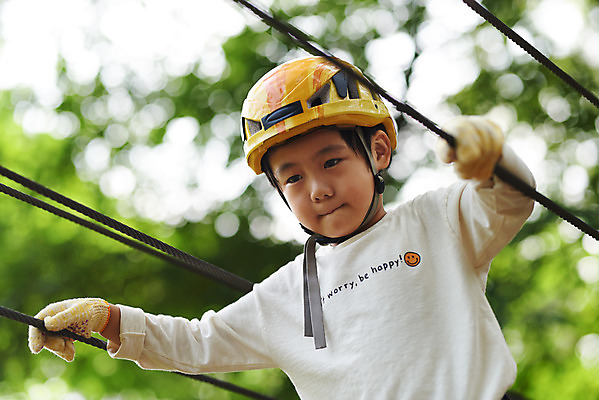 포토 JPG 주간 남자 어린이라이프 초등학생 어린이 로우앵글 레저 한명 상반신 야외 앞모습 한국인 도전 체험 자신감 숲 헬멧 안전장비 즐거움 건너기 어드벤처 용인 소년한명만 국내포토 자연요소 1 학생 라이프스타일 감정 뷰포인트 컨셉 모션 안전 사람 동양인 장비 보호장비 경기도 남자한명만 소년만 파일형식