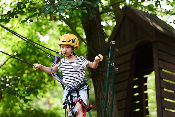 포토 JPG 주간 여자 어린이라이프 초등학생 어린이 로우앵글 레저 한명 소녀 상반신 야외 앞모습 한국인 도전 체험 자신감 숲 헬멧 안전장비 즐거움 건너기 어드벤처 용인 소녀한명만 국내포토 자연요소 1 학생 라이프스타일 감정 뷰포인트 컨셉 모션 안전 사람 동양인 장비 보호장비 경기도 여자한명만 소녀만 파일형식