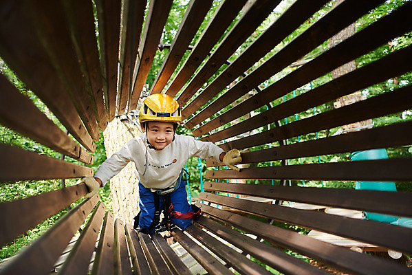 포토 JPG 주간 전신 남자 어린이라이프 초등학생 어린이 레저 한명 미소 소년 야외 앞모습 한국인 도전 체험 자신감 숲 헬멧 안전장비 즐거움 건너기 어드벤처 용인 소년한명만 국내포토 자연요소 1 학생 라이프스타일 감정 뷰포인트 컨셉 모션 표정 안전 사람 동양인 장비 보호장비 경기도 남자한명만 소년만 파일형식