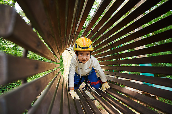 포토 JPG 주간 전신 남자 어린이라이프 초등학생 어린이 레저 한명 미소 소년 야외 앞모습 한국인 도전 체험 자신감 숲 헬멧 안전장비 즐거움 건너기 어드벤처 용인 소년한명만 국내포토 자연요소 1 학생 라이프스타일 감정 뷰포인트 컨셉 모션 표정 안전 사람 동양인 장비 보호장비 경기도 남자한명만 소년만 파일형식