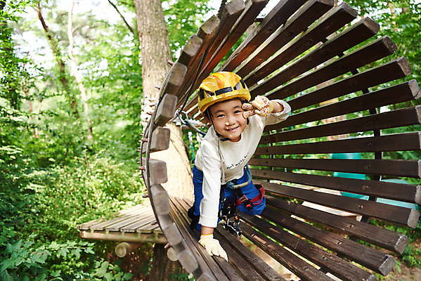 포토 JPG 주간 전신 남자 어린이라이프 초등학생 어린이 레저 한명 미소 소년 야외 앞모습 한국인 도전 체험 자신감 숲 헬멧 안전장비 즐거움 브이 건너기 어드벤처 용인 소년한명만 국내포토 자연요소 1 학생 라이프스타일 감정 뷰포인트 컨셉 모션 표정 안전 사람 동양인 손짓 장비 보호장비 경기도 남자한명만 소년만 파일형식