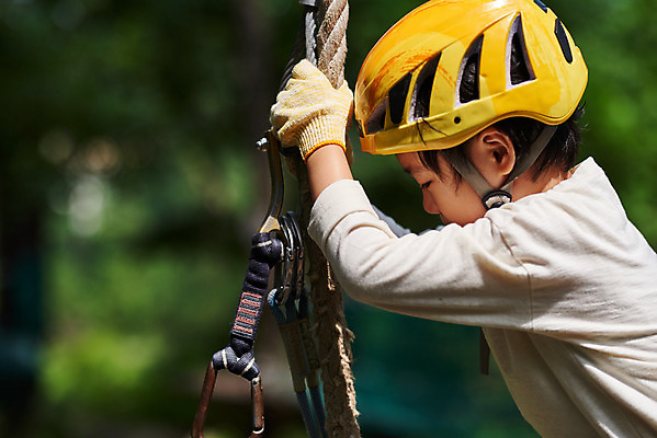 포토 JPG 주간 남자 어린이라이프 초등학생 어린이 밧줄 레저 한명 소년 상반신 야외 옆모습 한국인 도전 체험 자신감 숲 헬멧 안전장비 집중 즐거움 건너기 어드벤처 용인 소년한명만 국내포토 자연요소 1 학생 라이프스타일 감정 줄 뷰포인트 컨셉 모션 안전 사람 동양인 장비 보호장비 경기도 남자한명만 소년만 파일형식