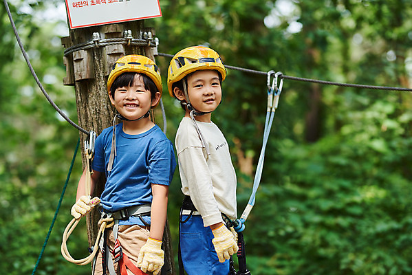 포토 JPG 주간 남자 초등학생 어린이 레저 미소 소년 상반신 야외 두명 앞모습 옆모습 친구 한국인 도전 체험 자신감 숲 헬멧 안전장비 즐거움 어드벤처 용인 소년만 국내포토 자연요소 학생 감정 뷰포인트 컨셉 관계 표정 안전 사람 동양인 장비 보호장비 경기도 남자만 어린이만 파일형식