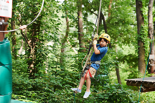 포토 JPG 주간 전신 나무 남자 어린이라이프 초등학생 어린이 레저 매달리기 한명 미소 소년 야외 옆모습 한국인 도전 체험 자신감 숲 헬멧 안전장비 즐거움 어드벤처 용인 소년한명만 국내포토 자연요소 식물 1 학생 라이프스타일 감정 뷰포인트 컨셉 모션 표정 안전 사람 동양인 장비 보호장비 경기도 남자한명만 소년만 파일형식