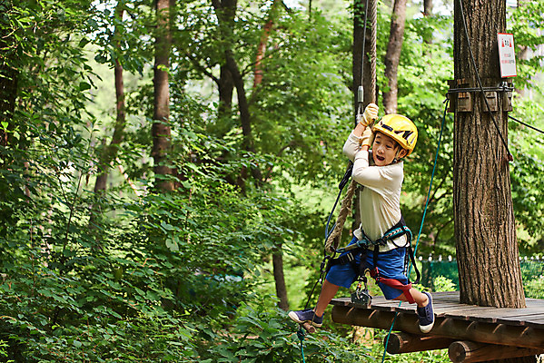 포토 JPG 주간 전신 나무 남자 어린이라이프 초등학생 어린이 밧줄 레저 한명 소년 야외 옆모습 한국인 도전 체험 자신감 숲 헬멧 안전장비 즐거움 어드벤처 용인 소년한명만 국내포토 자연요소 식물 1 학생 라이프스타일 감정 줄 뷰포인트 컨셉 안전 사람 동양인 장비 보호장비 경기도 남자한명만 소년만 파일형식