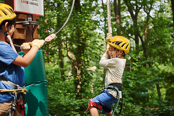 포토 JPG 주간 남자 초등학생 어린이 레저 매달리기 소년 상반신 야외 두명 옆모습 친구 한국인 도전 체험 자신감 숲 헬멧 안전장비 즐거움 어드벤처 용인 소년만 국내포토 자연요소 학생 감정 뷰포인트 컨셉 관계 모션 안전 사람 동양인 장비 보호장비 경기도 남자만 어린이만 파일형식