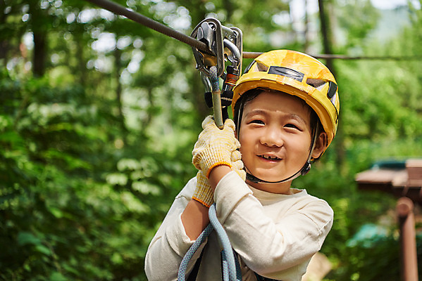 포토 JPG 주간 남자 어린이라이프 초등학생 어린이 레저 매달리기 한명 미소 상반신 야외 앞모습 한국인 도전 체험 자신감 숲 헬멧 안전장비 즐거움 건너기 어드벤처 용인 소년한명만 국내포토 자연요소 1 학생 라이프스타일 감정 뷰포인트 컨셉 모션 표정 안전 사람 동양인 장비 보호장비 경기도 남자한명만 소년만 파일형식
