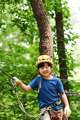 포토 JPG 주간 남자 어린이라이프 초등학생 어린이 레저 한명 미소 소년 상반신 야외 앞모습 한국인 도전 체험 자신감 숲 헬멧 안전장비 즐거움 건너기 어드벤처 용인 소년한명만 국내포토 자연요소 1 학생 라이프스타일 감정 뷰포인트 컨셉 모션 표정 안전 사람 동양인 장비 보호장비 경기도 남자한명만 소년만 파일형식