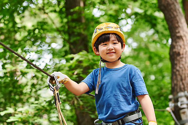 포토 JPG 주간 남자 어린이라이프 초등학생 어린이 레저 한명 미소 소년 상반신 야외 앞모습 한국인 도전 체험 자신감 숲 헬멧 안전장비 즐거움 건너기 어드벤처 용인 소년한명만 국내포토 자연요소 1 학생 라이프스타일 감정 뷰포인트 컨셉 모션 표정 안전 사람 동양인 장비 보호장비 경기도 남자한명만 소년만 파일형식