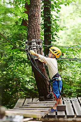 포토 JPG 주간 전신 나무 남자 어린이라이프 초등학생 어린이 레저 한명 소년 야외 옆모습 한국인 도전 체험 자신감 숲 헬멧 안전장비 즐거움 건너기 어드벤처 용인 소년한명만 국내포토 자연요소 식물 1 학생 라이프스타일 감정 뷰포인트 컨셉 모션 안전 사람 동양인 장비 보호장비 경기도 남자한명만 소년만 파일형식