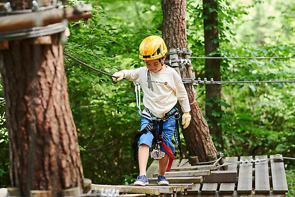 포토 JPG 주간 전신 남자 어린이라이프 초등학생 어린이 레저 한명 미소 소년 야외 앞모습 한국인 도전 체험 자신감 숲 헬멧 안전장비 즐거움 건너기 어드벤처 용인 소년한명만 국내포토 자연요소 1 학생 라이프스타일 감정 뷰포인트 컨셉 모션 표정 안전 사람 동양인 장비 보호장비 경기도 남자한명만 소년만 파일형식