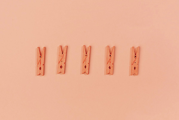 포토 JPG 스튜디오촬영 실내 누끼 사람없음 하이앵글 여러개 오브젝트 나무집게 플랫레이 리빙코랄 코랄 국내포토 뷰포인트 컬러 다수 집게 내부 목재 플랫 파일형식 트랜드컬러