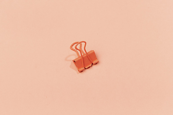 포토 JPG 스튜디오촬영 실내 누끼 사람없음 하이앵글 한개 사무용품 오브젝트 서류집게 플랫레이 리빙코랄 코랄 국내포토 1 뷰포인트 컬러 문구용품 집게 내부 플랫 파일형식 트랜드컬러