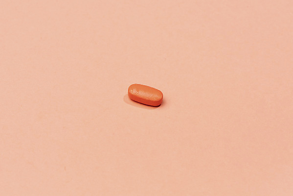 포토 JPG 스튜디오촬영 의학 실내 누끼 사람없음 하이앵글 한개 알약 약 오브젝트 리빙코랄 코랄 국내포토 1 뷰포인트 컬러 내부 파일형식 트랜드컬러
