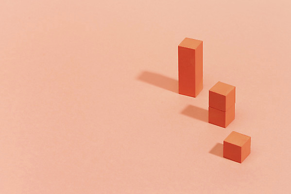 포토 JPG 스튜디오촬영 실내 누끼 사람없음 하이앵글 사각형 블록 세개 오브젝트 교구 정사각형 교육용품 직사각형 리빙코랄 코랄 국내포토 도형 교육 뷰포인트 컬러 3 내부 파일형식 트랜드컬러