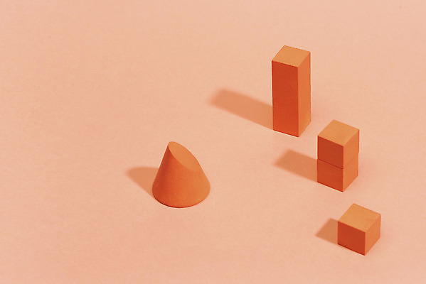 포토 JPG 스튜디오촬영 실내 누끼 사람없음 하이앵글 사각형 여러개 블록 오브젝트 교구 정사각형 교육용품 원뿔 직사각형 리빙코랄 코랄 국내포토 도형 교육 뷰포인트 컬러 다수 내부 파일형식 트랜드컬러