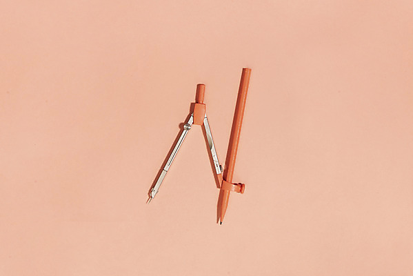 포토 JPG 스튜디오촬영 실내 누끼 사람없음 하이앵글 한개 연필 오브젝트 컴파스 플랫레이 리빙코랄 코랄 국내포토 1 뷰포인트 컬러 문구용품 학용품 내부 필기구 플랫 파일형식 트랜드컬러