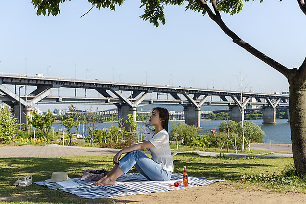 포토 JPG 주간 전신 나무 우먼라이프 응시 공원 여자 여유 데이트 휴식 한명 앉기 20대 성인 야외 옆모습 캐주얼 소풍 한국인 그늘 즐거움 돗자리 한강 힐링 한강공원 가교 싱글라이프 성인여자한명만 소확행 국내포토 자연요소 식물 1 라이프스타일 건축물 시선 옷 공공시설 감정 뷰포인트 컨셉 모션 서울 사람 동양인 청년 야외활동 신조어 랜드마크 여자한명만 성인여자만 파일형식