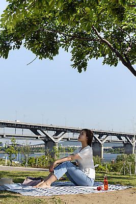 포토 JPG 주간 전신 나무 우먼라이프 응시 공원 여자 여유 데이트 휴식 한명 앉기 20대 성인 야외 옆모습 캐주얼 소풍 한국인 그늘 즐거움 돗자리 한강 힐링 한강공원 가교 싱글라이프 성인여자한명만 소확행 국내포토 자연요소 식물 1 라이프스타일 건축물 시선 옷 공공시설 감정 뷰포인트 컨셉 모션 서울 사람 동양인 청년 야외활동 신조어 랜드마크 여자한명만 성인여자만 파일형식