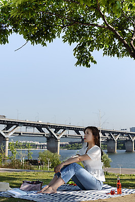 포토 JPG 주간 전신 나무 우먼라이프 응시 공원 여자 여유 데이트 휴식 한명 앉기 20대 성인 야외 옆모습 캐주얼 소풍 한국인 그늘 즐거움 돗자리 한강 힐링 한강공원 가교 싱글라이프 성인여자한명만 소확행 국내포토 자연요소 식물 1 라이프스타일 건축물 시선 옷 공공시설 감정 뷰포인트 컨셉 모션 서울 사람 동양인 청년 야외활동 신조어 랜드마크 여자한명만 성인여자만 파일형식