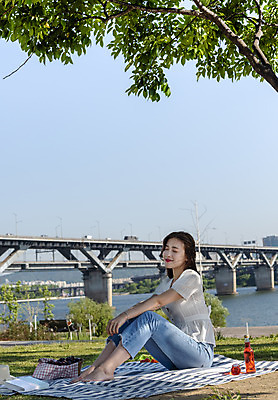 포토 JPG 주간 전신 나무 우먼라이프 응시 공원 여자 여유 데이트 휴식 한명 미소 앉기 20대 성인 야외 옆모습 캐주얼 소풍 눈감음 한국인 그늘 즐거움 돗자리 한강 힐링 한강공원 가교 싱글라이프 성인여자한명만 소확행 국내포토 자연요소 식물 1 라이프스타일 건축물 시선 옷 공공시설 감정 뷰포인트 컨셉 모션 서울 표정 사람 동양인 청년 야외활동 신조어 랜드마크 여자한명만 성인여자만 파일형식