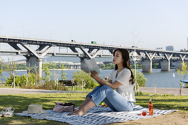 포토 JPG 주간 전신 우먼라이프 공원 여자 여유 데이트 한명 들기 앉기 20대 성인 야외 옆모습 책 캐주얼 독서 소풍 한국인 그늘 즐거움 돗자리 한강 힐링 한강공원 가교 싱글라이프 성인여자한명만 소확행 국내포토 자연요소 1 라이프스타일 건축물 옷 공공시설 감정 뷰포인트 모션 서울 사람 동양인 청년 야외활동 신조어 랜드마크 여자한명만 성인여자만 파일형식