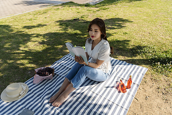 포토 JPG 주간 전신 우먼라이프 공원 여자 여유 데이트 한명 들기 앉기 20대 성인 야외 옆모습 책 캐주얼 하이앵글 독서 소풍 한국인 그늘 즐거움 돗자리 한강 힐링 한강공원 싱글라이프 성인여자한명만 소확행 국내포토 자연요소 1 라이프스타일 옷 공공시설 감정 뷰포인트 모션 서울 사람 동양인 청년 야외활동 신조어 랜드마크 여자한명만 성인여자만 파일형식