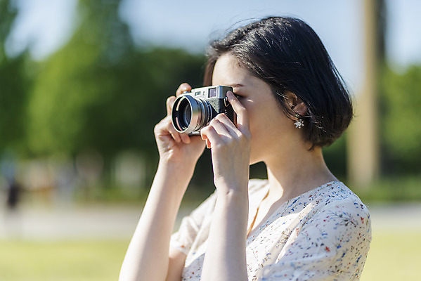 포토 JPG 주간 우먼라이프 원피스 공원 여자 여유 데이트 한명 서기 들기 상반신 20대 성인 야외 옆모습 아웃포커스 소풍 카메라 사진촬영 한국인 즐거움 한강 힐링 한강공원 싱글라이프 성인여자한명만 소확행 국내포토 자연요소 1 라이프스타일 옷 공공시설 감정 뷰포인트 모션 서울 촬영기법 사람 동양인 청년 전자제품 야외활동 촬영 신조어 랜드마크 여자한명만 성인여자만 파일형식