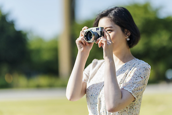 포토 JPG 주간 우먼라이프 원피스 공원 여자 여유 데이트 한명 서기 들기 상반신 20대 성인 야외 옆모습 아웃포커스 소풍 카메라 사진촬영 한국인 즐거움 한강 힐링 한강공원 싱글라이프 성인여자한명만 소확행 국내포토 자연요소 1 라이프스타일 옷 공공시설 감정 뷰포인트 모션 서울 촬영기법 사람 동양인 청년 전자제품 야외활동 촬영 신조어 랜드마크 여자한명만 성인여자만 파일형식