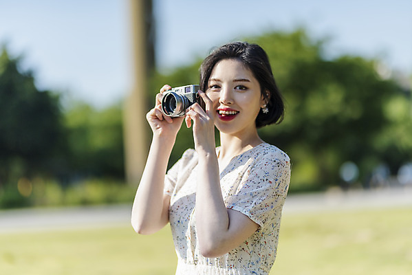 포토 JPG 주간 우먼라이프 원피스 공원 여자 여유 데이트 한명 서기 미소 들기 상반신 20대 성인 야외 옆모습 아웃포커스 소풍 카메라 사진촬영 한국인 즐거움 한강 힐링 한강공원 싱글라이프 성인여자한명만 소확행 국내포토 자연요소 1 라이프스타일 옷 공공시설 감정 뷰포인트 모션 서울 촬영기법 표정 사람 동양인 청년 전자제품 야외활동 촬영 신조어 랜드마크 여자한명만 성인여자만 파일형식