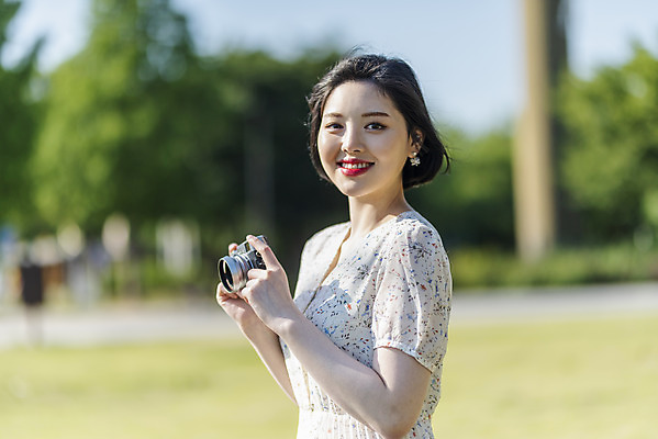 포토 JPG 주간 우먼라이프 원피스 공원 여자 여유 데이트 한명 서기 미소 들기 상반신 20대 성인 야외 옆모습 아웃포커스 소풍 카메라 사진촬영 한국인 즐거움 한강 힐링 한강공원 싱글라이프 성인여자한명만 소확행 국내포토 자연요소 1 라이프스타일 옷 공공시설 감정 뷰포인트 모션 서울 촬영기법 표정 사람 동양인 청년 전자제품 야외활동 촬영 신조어 랜드마크 여자한명만 성인여자만 파일형식