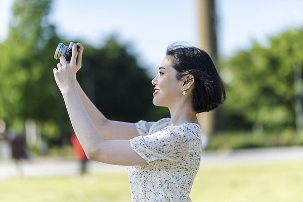 포토 JPG 주간 우먼라이프 원피스 공원 여자 여유 데이트 한명 서기 들기 상반신 20대 성인 야외 옆모습 아웃포커스 소풍 카메라 사진촬영 한국인 즐거움 한강 힐링 한강공원 싱글라이프 성인여자한명만 소확행 국내포토 자연요소 1 라이프스타일 옷 공공시설 감정 뷰포인트 모션 서울 촬영기법 사람 동양인 청년 전자제품 야외활동 촬영 신조어 랜드마크 여자한명만 성인여자만 파일형식