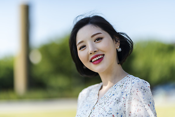 포토 JPG 주간 우먼라이프 원피스 공원 여자 여유 데이트 한명 서기 미소 상반신 20대 성인 야외 옆모습 아웃포커스 소풍 한국인 즐거움 한강 힐링 한강공원 싱글라이프 성인여자한명만 소확행 국내포토 자연요소 1 라이프스타일 옷 공공시설 감정 뷰포인트 모션 서울 촬영기법 표정 사람 동양인 청년 야외활동 신조어 랜드마크 여자한명만 성인여자만 파일형식