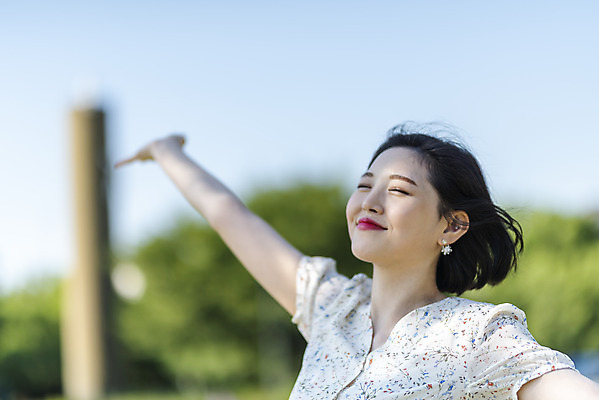 포토 JPG 주간 우먼라이프 원피스 공원 여자 여유 데이트 팔벌리기 한명 서기 미소 상반신 20대 성인 야외 옆모습 소풍 눈감음 한국인 즐거움 한강 힐링 한강공원 싱글라이프 성인여자한명만 소확행 국내포토 자연요소 1 라이프스타일 옷 공공시설 감정 뷰포인트 모션 서울 표정 사람 동양인 청년 야외활동 신조어 랜드마크 여자한명만 성인여자만 파일형식