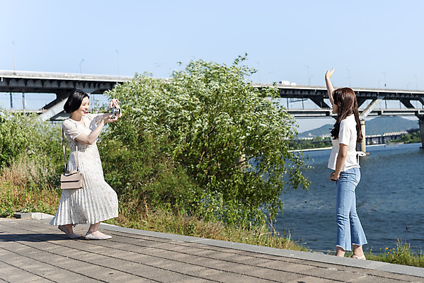 포토 JPG 주간 전신 우먼라이프 원피스 공원 여자 여유 데이트 서기 미소 20대 성인 야외 두명 옆모습 캐주얼 친구 소풍 손들기 카메라 사진촬영 우정 한국인 즐거움 한강 힐링 한강공원 가교 싱글라이프 성인여자만 소확행 국내포토 자연요소 라이프스타일 건축물 옷 공공시설 감정 뷰포인트 관계 모션 서울 표정 사람 동양인 청년 전자제품 야외활동 촬영 신조어 랜드마크 여자만 성인만 파일형식