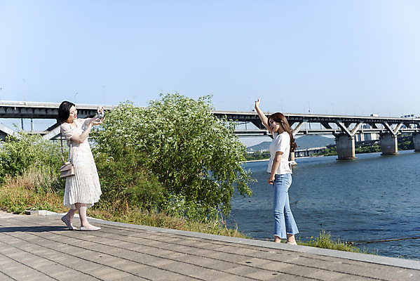 포토 JPG 주간 전신 우먼라이프 원피스 공원 여자 여유 데이트 서기 미소 20대 성인 야외 두명 옆모습 캐주얼 친구 소풍 손들기 카메라 사진촬영 우정 한국인 즐거움 한강 힐링 한강공원 가교 싱글라이프 성인여자만 소확행 국내포토 자연요소 라이프스타일 건축물 옷 공공시설 감정 뷰포인트 관계 모션 서울 표정 사람 동양인 청년 전자제품 야외활동 촬영 신조어 랜드마크 여자만 성인만 파일형식