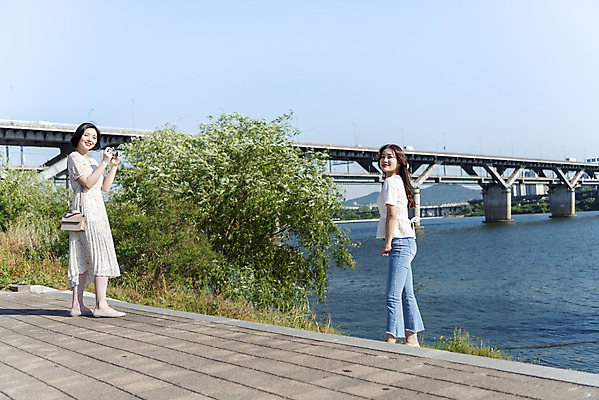 포토 JPG 주간 전신 우먼라이프 원피스 공원 여자 여유 데이트 서기 미소 20대 성인 야외 두명 옆모습 캐주얼 친구 소풍 손들기 카메라 사진촬영 우정 한국인 즐거움 한강 힐링 한강공원 가교 싱글라이프 성인여자만 소확행 국내포토 자연요소 라이프스타일 건축물 옷 공공시설 감정 뷰포인트 관계 모션 서울 표정 사람 동양인 청년 전자제품 야외활동 촬영 신조어 랜드마크 여자만 성인만 파일형식