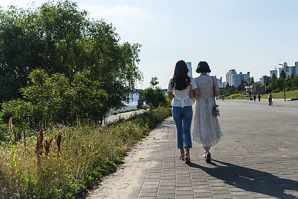 포토 JPG 주간 전신 우먼라이프 원피스 공원 여자 여유 데이트 20대 성인 야외 두명 뒷모습 캐주얼 친구 소풍 걷기 팔짱 우정 산책 한국인 즐거움 한강 힐링 한강공원 싱글라이프 성인여자만 소확행 국내포토 자연요소 라이프스타일 옷 공공시설 감정 뷰포인트 관계 모션 휴식 서울 사람 동양인 청년 야외활동 신조어 랜드마크 여자만 성인만 파일형식