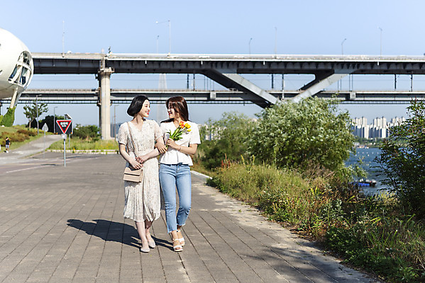 포토 JPG 주간 전신 우먼라이프 원피스 공원 여자 꽃 여유 데이트 20대 성인 야외 두명 앞모습 캐주얼 친구 소풍 마주보기 걷기 팔짱 우정 산책 한국인 즐거움 한강 힐링 한강공원 가교 싱글라이프 성인여자만 소확행 국내포토 자연요소 식물 라이프스타일 건축물 옷 공공시설 감정 뷰포인트 관계 모션 휴식 서울 사람 동양인 청년 야외활동 신조어 랜드마크 여자만 성인만 파일형식