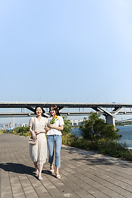 포토 JPG 주간 전신 우먼라이프 원피스 공원 여자 꽃 여유 데이트 20대 성인 야외 두명 앞모습 캐주얼 친구 소풍 마주보기 걷기 팔짱 우정 산책 한국인 즐거움 한강 힐링 한강공원 가교 싱글라이프 성인여자만 소확행 국내포토 자연요소 식물 라이프스타일 건축물 옷 공공시설 감정 뷰포인트 관계 모션 휴식 서울 사람 동양인 청년 야외활동 신조어 랜드마크 여자만 성인만 파일형식